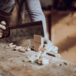 Ręczna obróbka drewna podczas kursów stolarskich Bensari Workshop – praca piłą w warsztacie we Wrocławiu