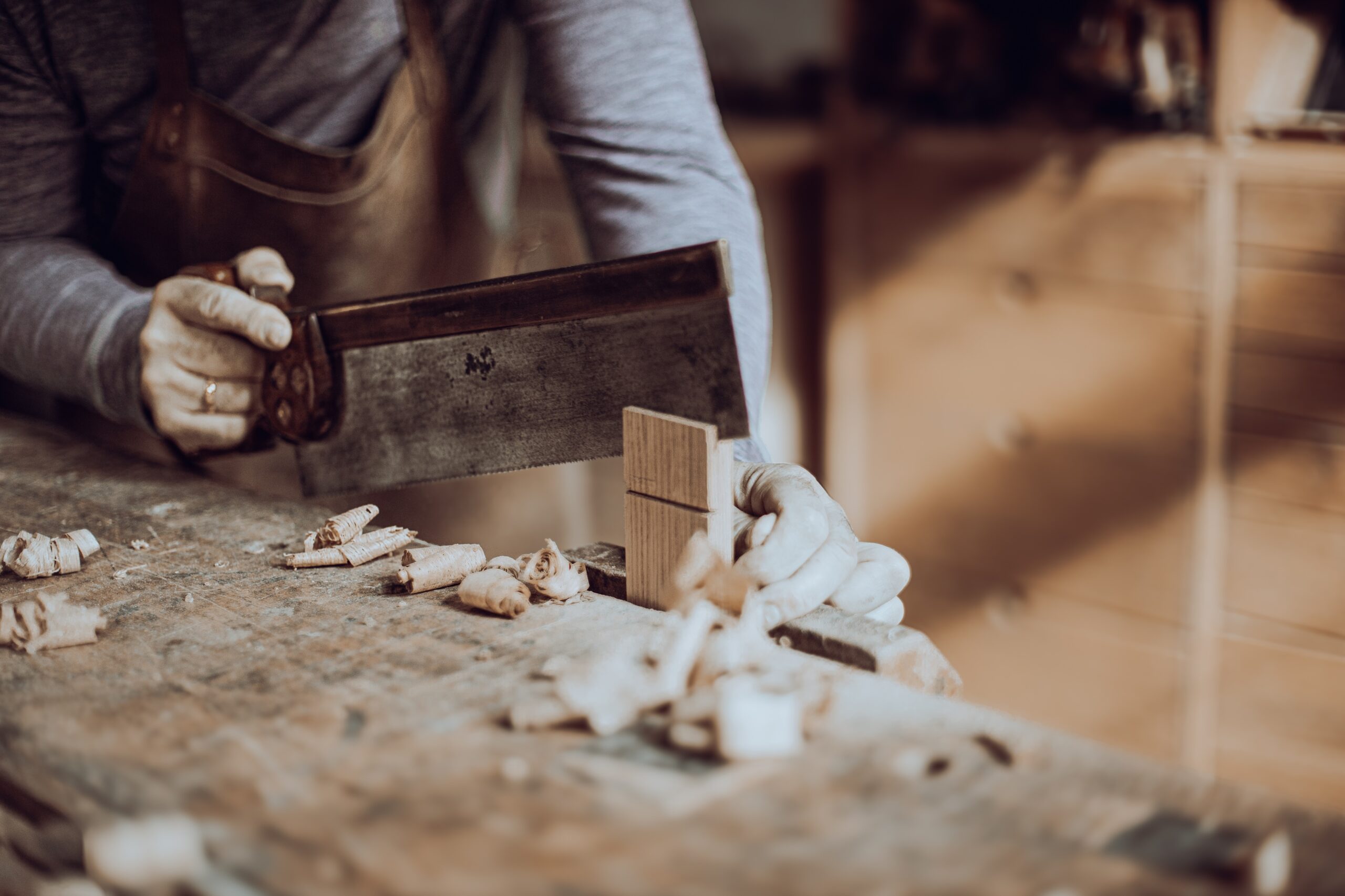 Ręczna obróbka drewna podczas kursów stolarskich Bensari Workshop – praca piłą w warsztacie we Wrocławiu