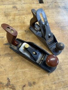 Metalowe narzędzia stolarskie do strugania drewna