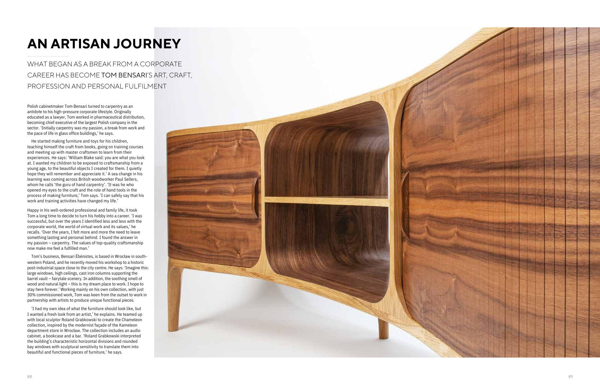 Rzeźbiarska drewniana komoda autorstwa Tom Bensari z giętymi formami i frontami z naturalnego forniru, prezentowana w artykule magazynu Furniture & Cabinetmaking o twórczości i drodze zawodowej rzemieślnika.