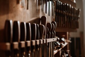 narzędzia stolarskie w pracowni tradycyjnego stolarstwa