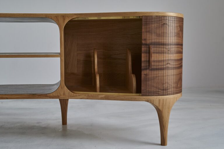 Detale szafki audio z pracowni Bensari Workshop jako przykład designu kolekcjonerskieho