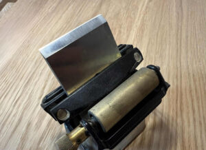 ostrze struga w prowadniku do ostrzenia