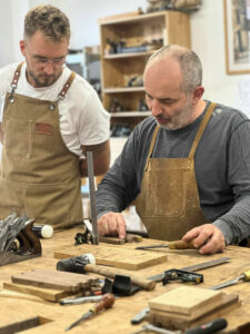 tom bensari uczy stolarstwa