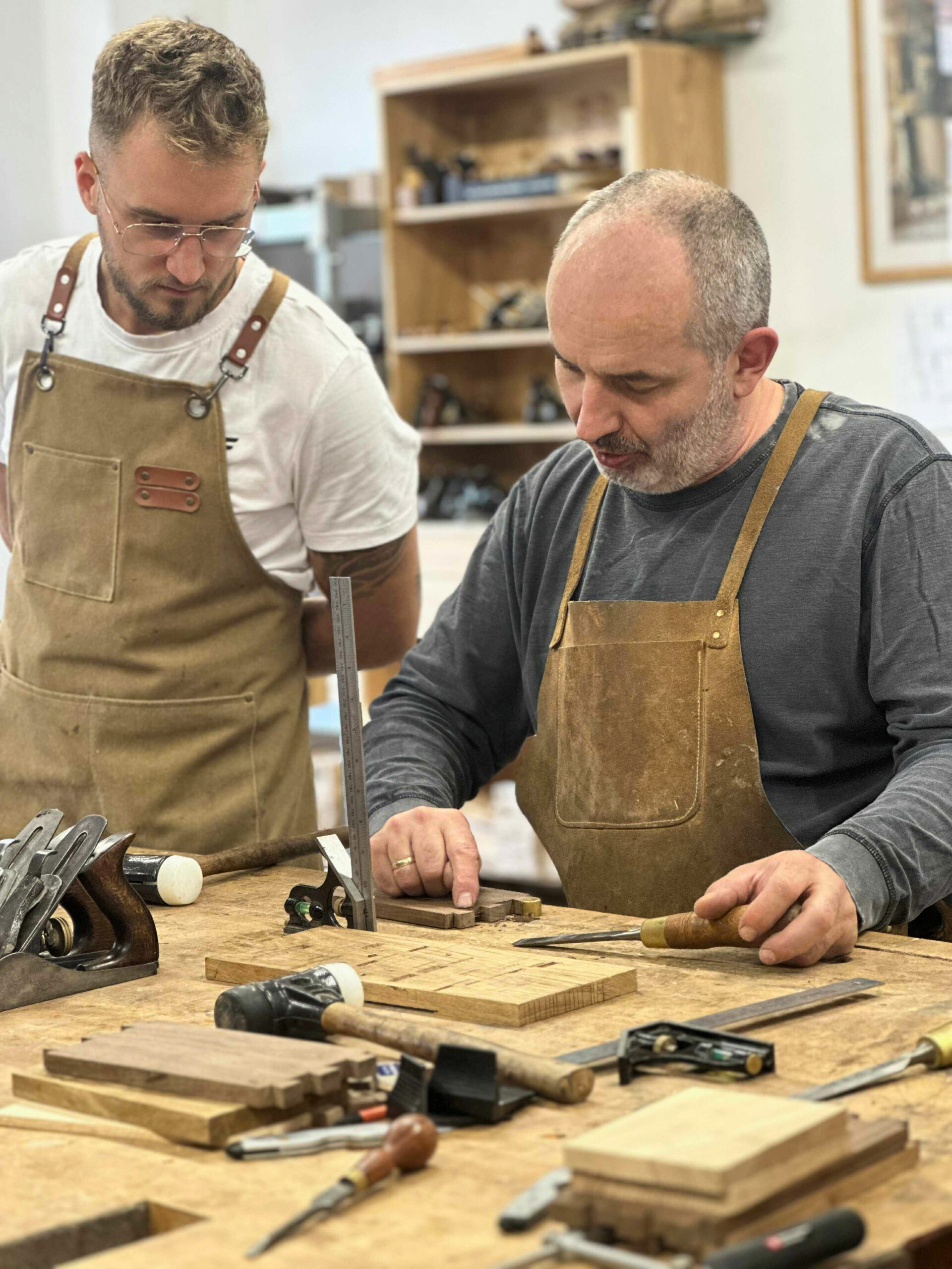 tom bensari uczy stolarstwa