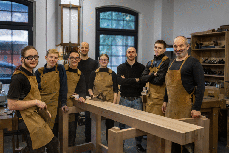 Uczniowie Compagnons_du_Devoir podczas nauki stolarstwa w Bensari Workshop