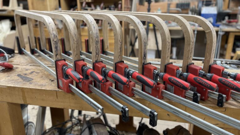 Ściski płaszczyznowe (równoległe) Bessey używane w warsztacie stolarskim podczas klejenia elementów drewnianych