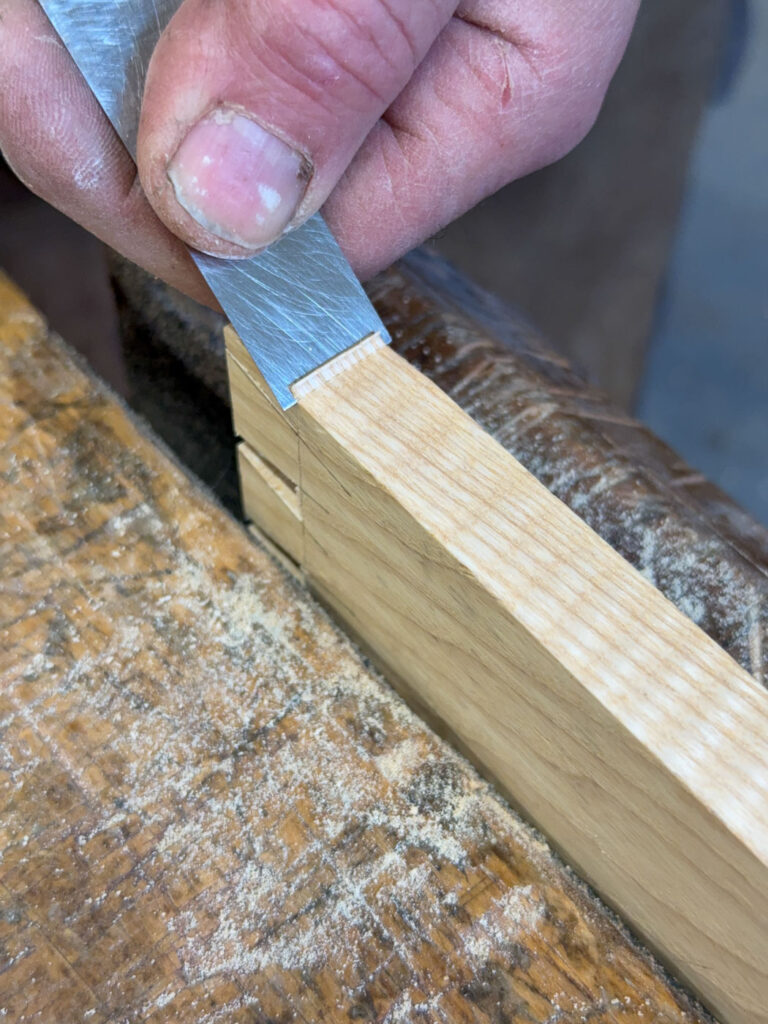 nacinanie rowka dłutem przed piłowaniem wczepów