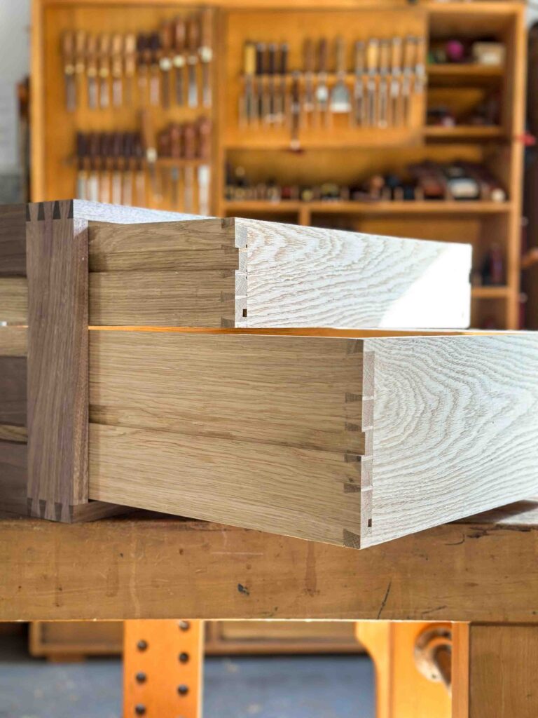 jaskółcze ogony niesymetryczny podział wczepów w elementach meblowych estetyczny układ złączy Bensari Workshop