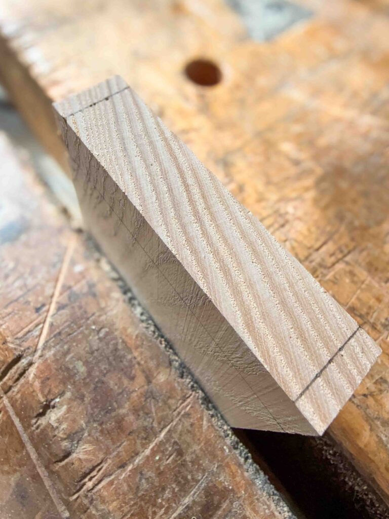 wytrasowane linie bazowe jaskółczych ogonów na drewnie oznaczenie odsadzenia od krawędzi Bensari Workshop