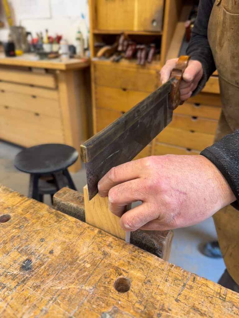 prawidłowy chwyt piły grzbietnicy piłowanie wczepów