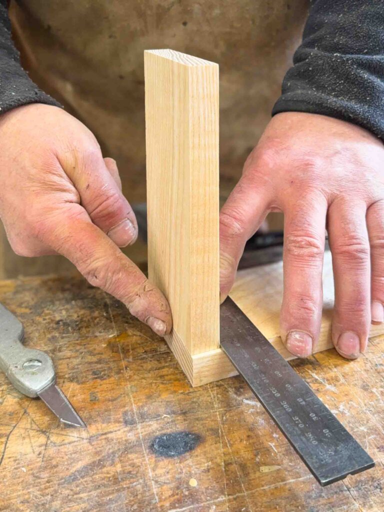 ustalanie linii bazowej jaskółczych ogonów przykładanie elementu i kontrola styku trasowanie nożykiem Bensari Workshop