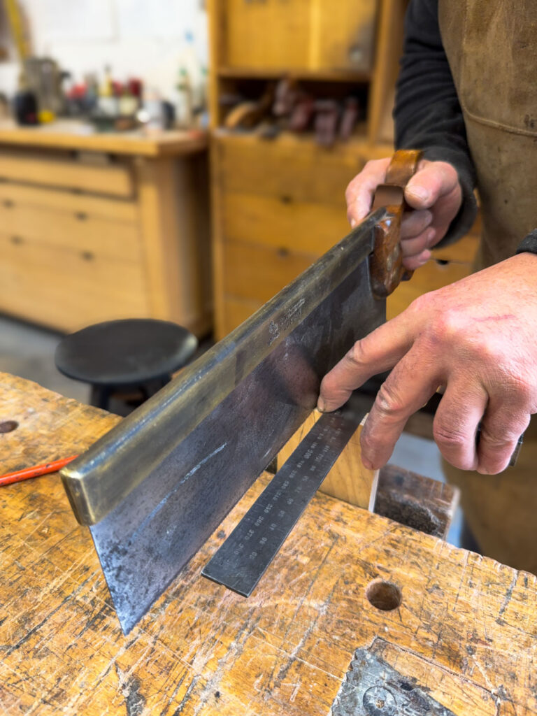 ustawienie piły kątownik stolarski cięcie wczepów