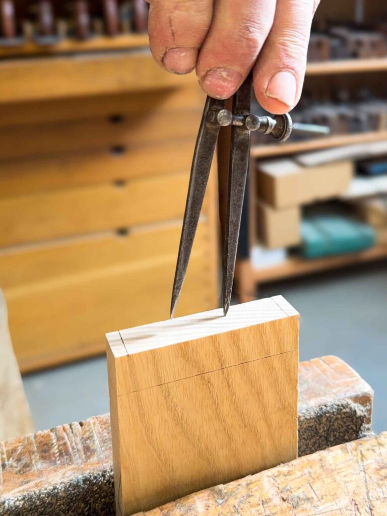 wyznaczanie podziału jaskółczych ogonów kroczkiem stolarskim trasowanie wczepów na sztorcu deski Bensari Workshop