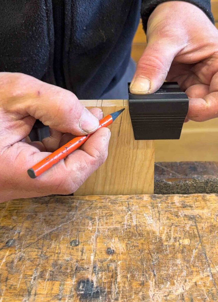 trasowanie jaskółczych ogonów wzornikiem kątowym rysowanie linii wczepów ołówkiem na drewnie Bensari Workshop