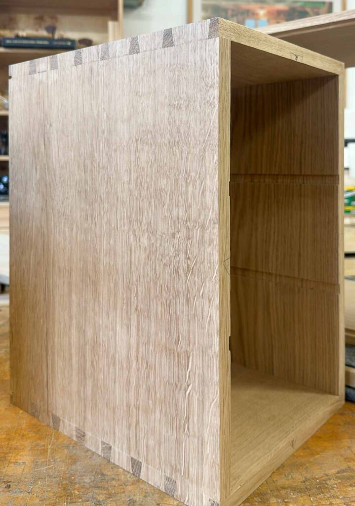 element skrzyniowy z jaskółczymi ogonami symetryczny podział wczepów równomierne rozmieszczenie dla wytrzymałości Bensari Workshop