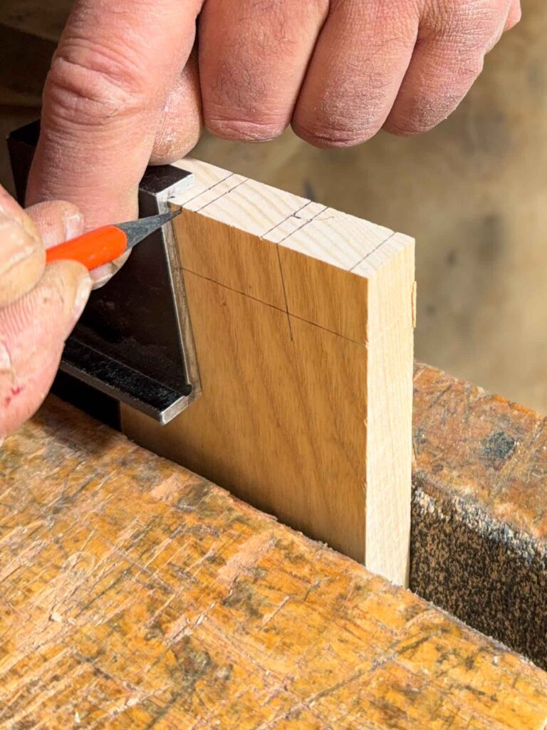 trasowanie jaskółczych ogonów wzornikiem kątowym wyznaczanie linii wczepów na sztorcu i boku deski Bensari Workshop