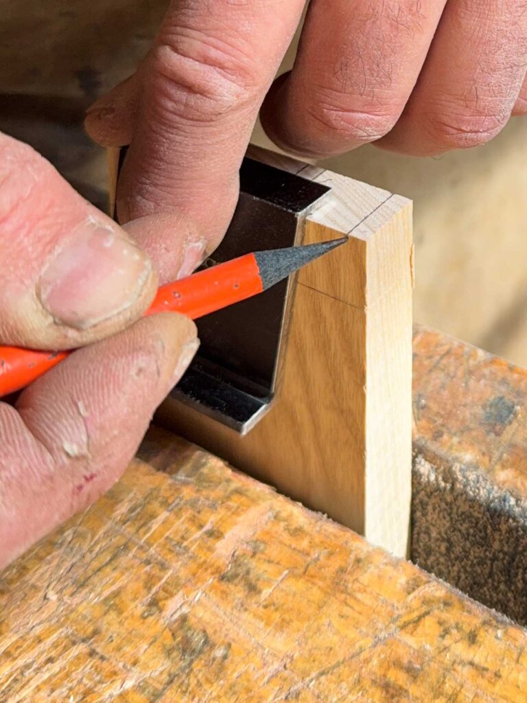 trasowanie jaskółczych ogonów wzornikiem kątowym kontynuacja linii wczepów na boku deski Bensari Workshop