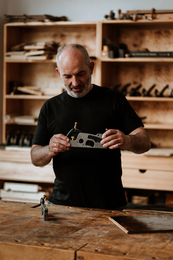 Tom Bensari pokazuje pracę strugiem ręcznym podczas praktycznych kursów stolarskich w Bensari Workshop